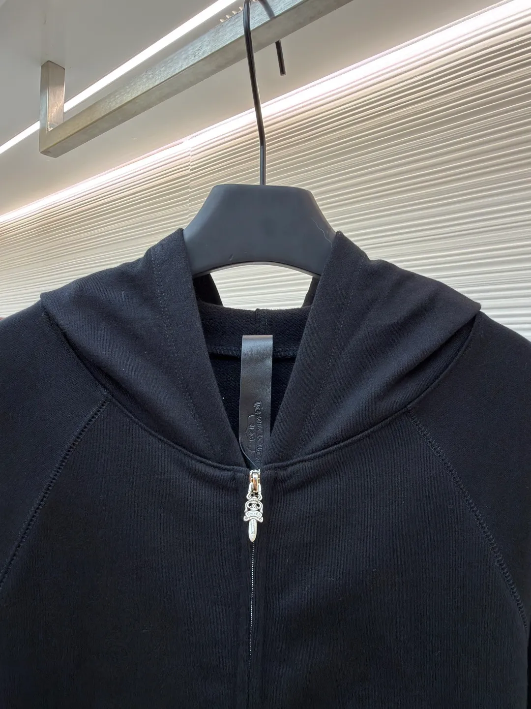 Chrome Hearts solid color hooded embroidered letter sweatshirt ●Original version: purchased and developed by 22939 ●Item number: 1682378-B15 ●Fabric: combed cotton fabric ●Technology: embroidery production ●Color: black ●Version: loose fit ●Weight: about 885 grams ●Size: S-M-L ●Description: This Crow Heart solid color hooded embroidered sweatshirt is made of 420g heavyweight pure cotton terry fabric. It has been processed by enzyme washing process. The fabric is soft and skin-friendly and not easy to deform and pill. It is also pre-shrunk and the size is stable after washing. The body is designed with raglan sleeves, which is ergonomically designed and allows movement without any restriction. The hooded part has a built-in double-layer drawstring, and the rope head is made of metal, which is thick and wear-resistant. The front placket uses a YKK customized zipper, which is smooth and easy to pull and has strong oxidation resistance. The letter logo on the chest adopts imported embroidery technology, using high-gloss embroidery thread, with a stitch density of 15 stitches/cm, and the pattern is three-dimensional and clear without skipping lines. The kangaroo pocket is cut in one piece, and the edges are reinforced with double-needle stitching. The ribbed fabric on the cuffs and hem is custom-woven and high-elastic, which will not loosen after long-term wear. The overall seams are combined with flat stitching and overlocking. The details show the brand's hard-core craftsmanship and street style. The overall wiring is straight and delicate, the fabric is comfortable and soft, and the color is consistent without color difference. It can be matched with the same style to create a fashionable look and control various occasions. Customized accessories, complete with three standards, same style for men and women!